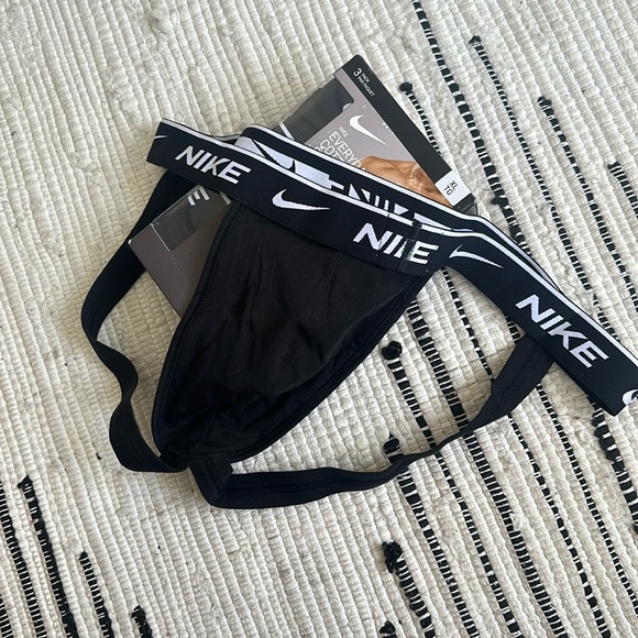 Nike - Picture 3 of 6